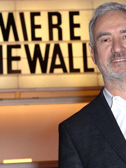 Regisseur Roland Emmerich vor der Kino-Leuchttafel mit der Aufschrift "Premiere Stonewall"