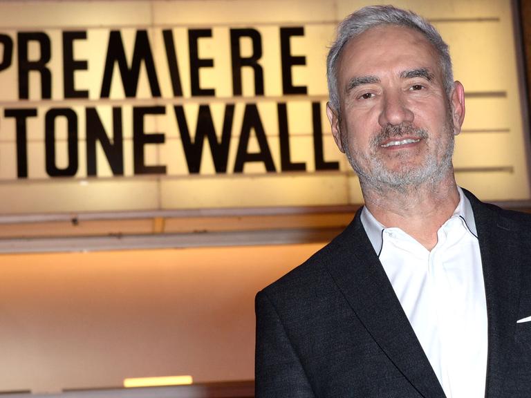 Regisseur Roland Emmerich vor der Kino-Leuchttafel mit der Aufschrift "Premiere Stonewall"