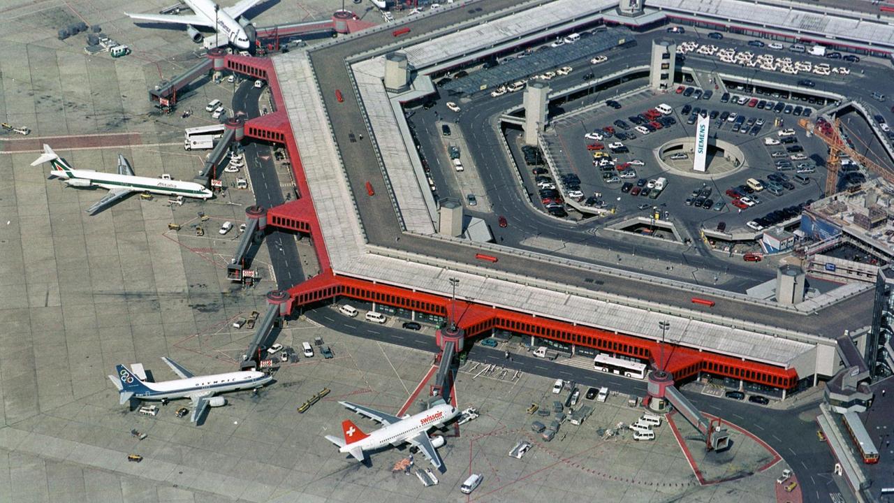 Der Flughafen Berlin-Tegel aus der Luft betrachtet.