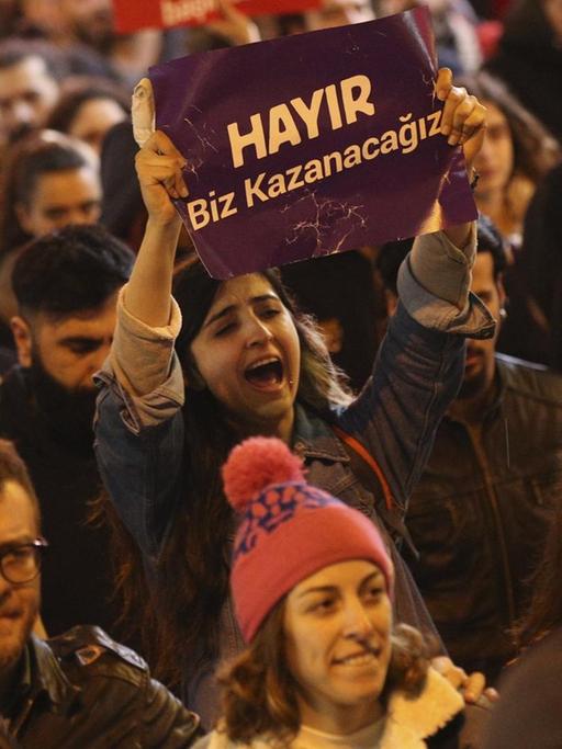 Viele Menschen in einem Demonstrationszug, manche halten Schilder mit dem Wort "Hayir" - "Nein" in die Luft.