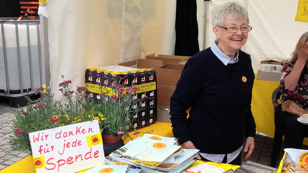 Erika Wirner, 74, Gründungsmitglied der Schweinfurter BA/BI gegen Atomkraft, sammelt unermüdlich Spenden.