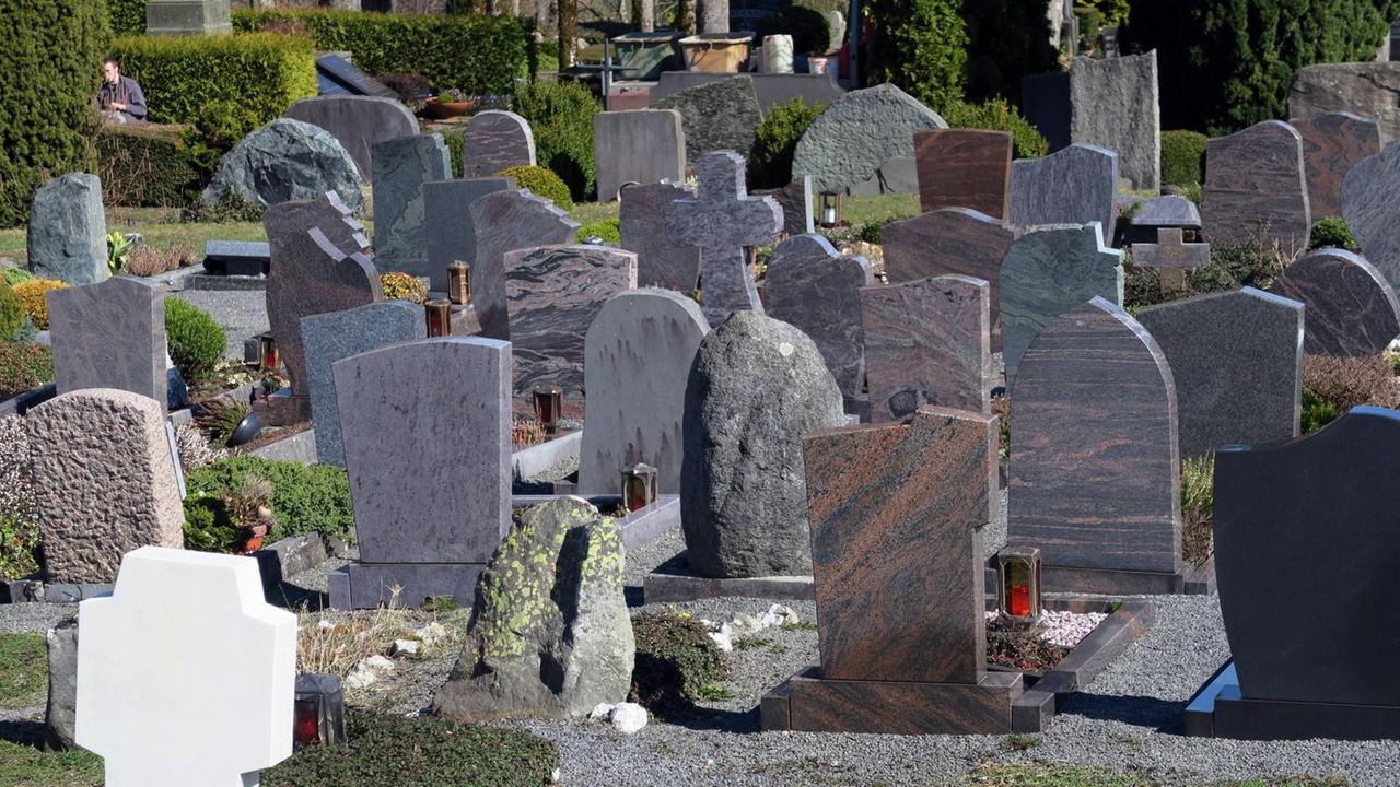 Die Rückseite von vielen Grabsteine sind auf einen Friedhof zu sehen. Die Rückseite von vielen Grabsteine sind auf einen Friedhof zu sehen.