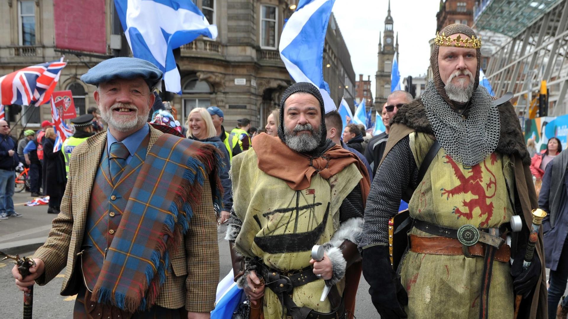 Befürworter der schottischen Unabhängigkeit bei einem Marsch durch Glasgow Befürworter der schottischen Unabhängigkeit bei einem Marsch durch Glasgow
