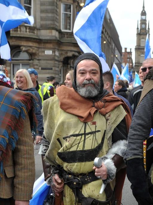 Befürworter der schottischen Unabhängigkeit bei einem Marsch durch Glasgow