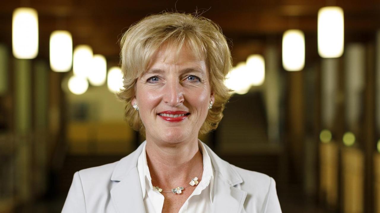Porträt von der Professorin Christiane Woopen in der Aula der Universität zu Köln. Porträt von der Professorin Christiane Woopen in der Aula der Universität zu Köln.