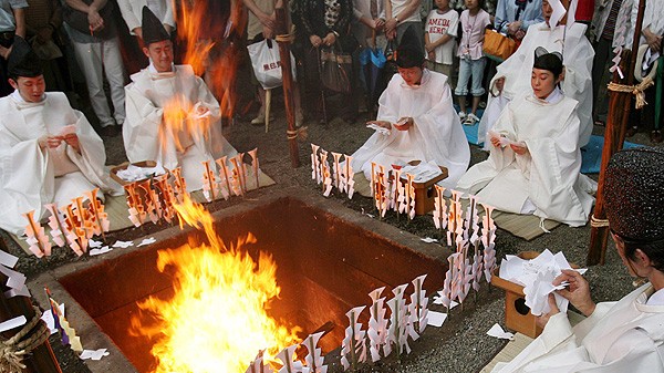 Japanische Shinto-Priester beim Reinigungsritual Japanische Shinto-Priester beim Reinigungsritual