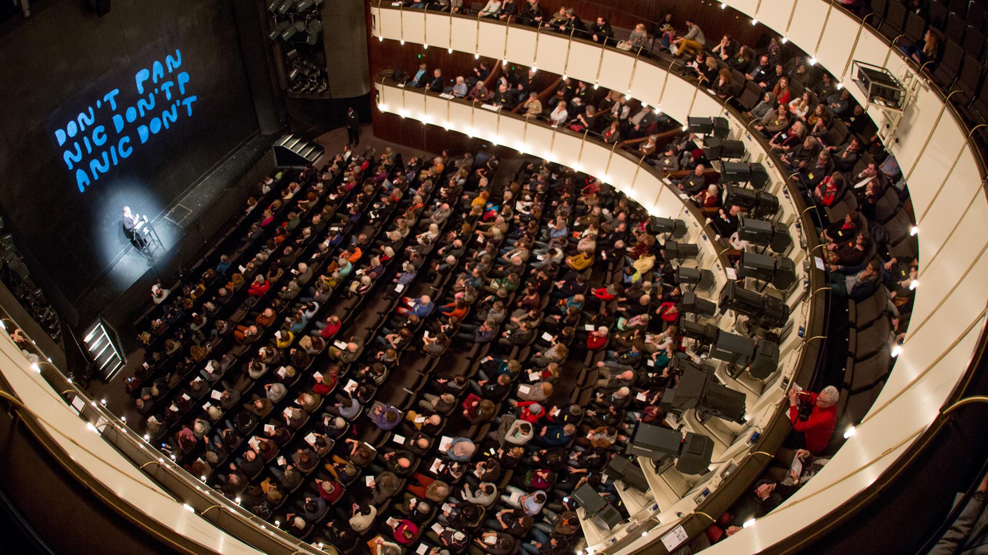 Besucher der "Lessingtage" hören zur Eröffnung in Hamburg im Thalia Theater einem Vortrag zu. Besucher der "Lessingtage" hören zur Eröffnung in Hamburg im Thalia Theater einem Vortrag zu.