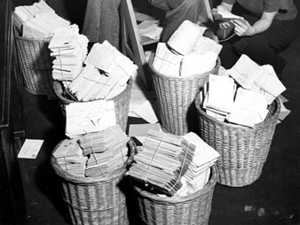 Die RIAS-Presseabteilung ordnet und beantwortet die Vielzahl der Hörerbriefe aus der DDR. Aufnahme November 1952