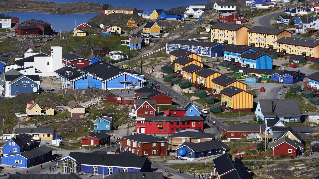 Ansicht von Qaqortoq, dem größten Ort in Südgrönland Ansicht von Qaqortoq, dem größten Ort in Südgrönland
