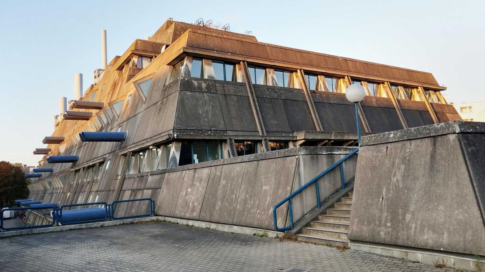 Das Tierlabor der FU Berlin, der sogenannte "Mäusebunker", aufgenommen in der Morgensonne. Das Tierlabor der FU Berlin, der sogenannte "Mäusebunker", aufgenommen in der Morgensonne.
