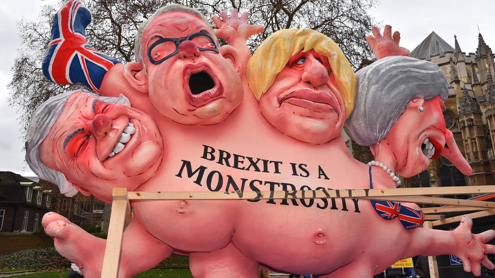 Theresa May, Boris Johnson, Michael Gove und David Davis als Witzfiguren auf einem Fantasiekörper, auf dem steht: "Brexit is a monstrosity" Theresa May, Boris Johnson, Michael Gove und David Davis als Witzfiguren auf einem Fantasiekörper, auf dem steht: "Brexit is a monstrosity"