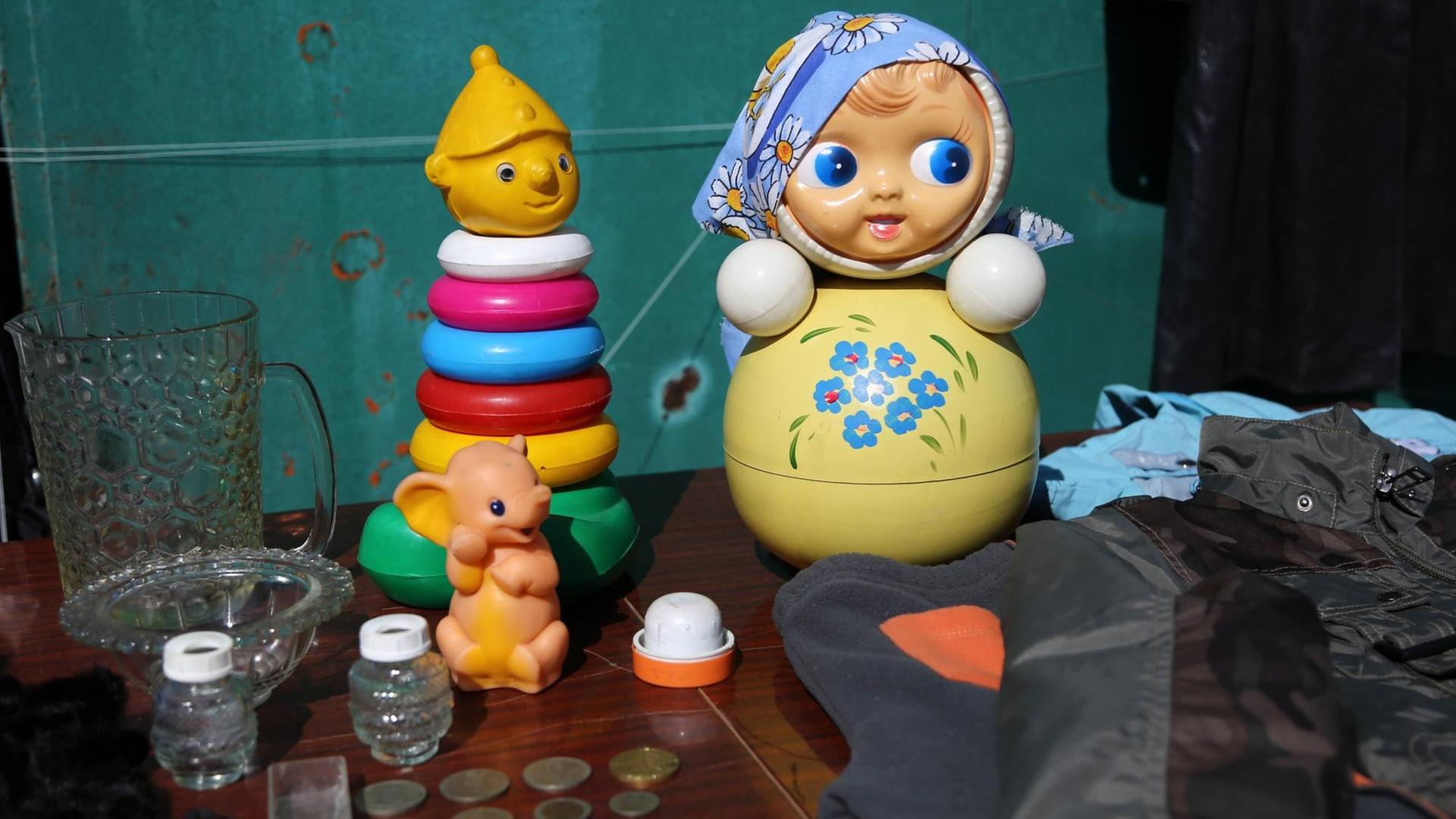 Babyspielzeug auf einem Trödelmarkt in Russland, Omsk, 2021. Babyspielzeug auf einem Trödelmarkt in Russland, Omsk, 2021.