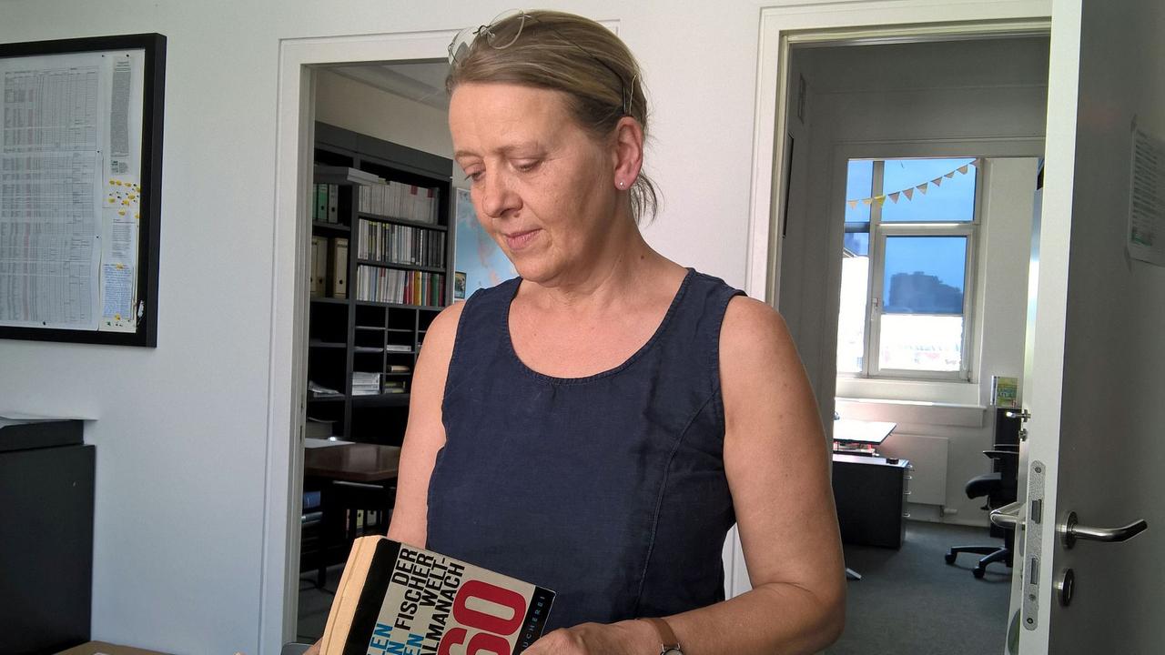 Christin Löchel, Leiterin der Weltalmanach-Redaktion beim Fischer-Verlag. Christin Löchel, Leiterin der Weltalmanach-Redaktion beim Fischer-Verlag.