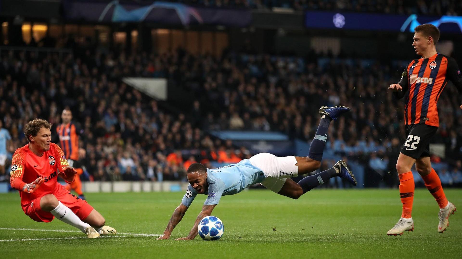 Raheem Sterlings Faller bei Manchester Citys Spiel gegen Schachtjor Donezk führte zu einem kuriosen Elfmeter in der Gruppenphase, in der es keinen Videobeweis gab.