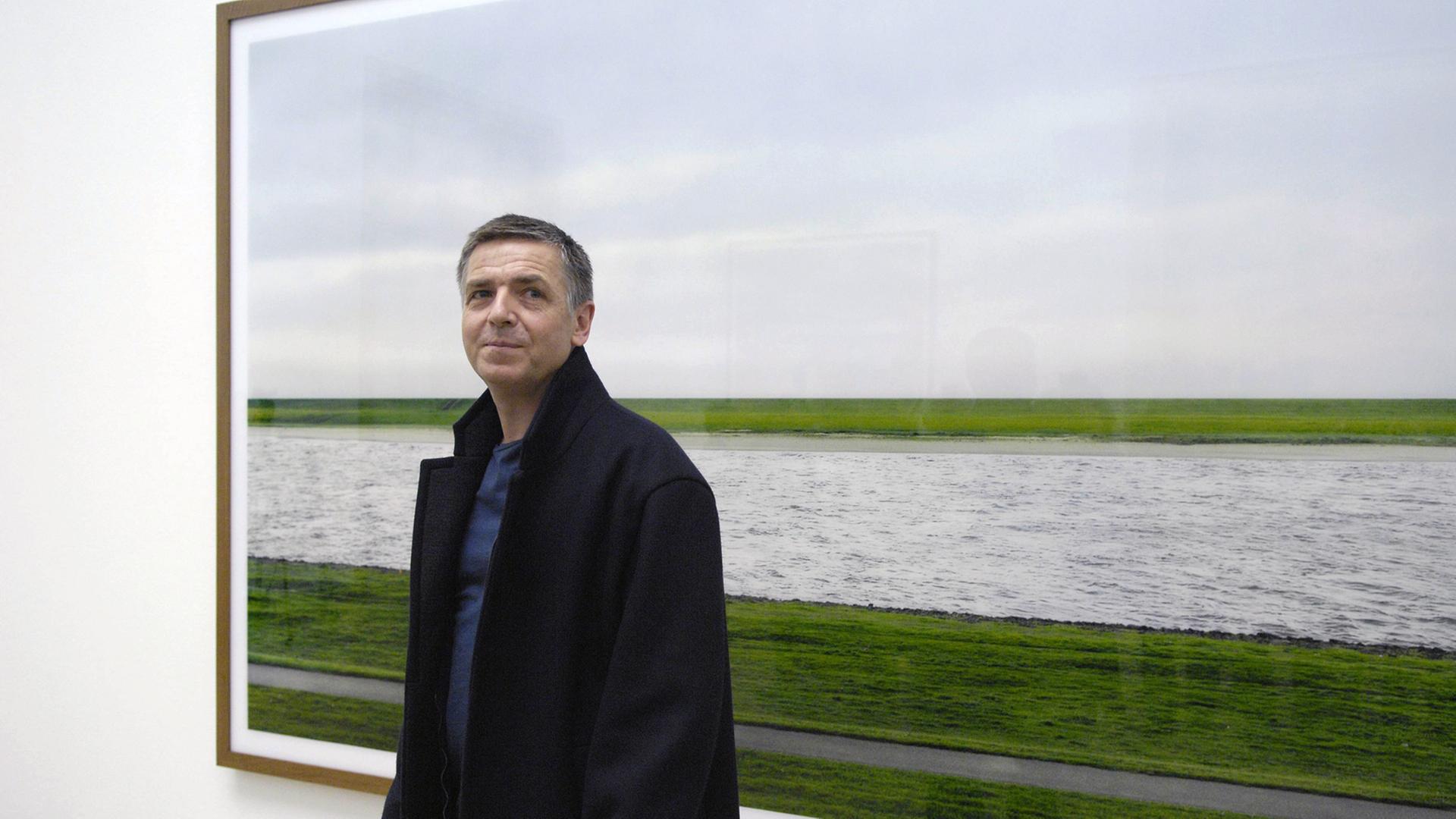 Der Fotograf Andreas Gursky vor seinem weltberühmten Werk "Rhein II", aufgenommen bei seiner Ausstellung 2007 in München. Der Fotograf Andreas Gursky vor seinem weltberühmten Werk "Rhein II", aufgenommen bei seiner Ausstellung 2007 in München.