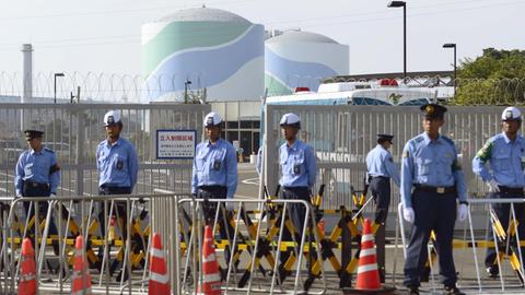Sicherheitskräfte vor dem Atomreaktor Sendai in Japan