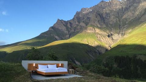 Nur ein Bett inmitten von Natur: das Null Sterne Hotel der Künstler Frank und Patrik Riklin.