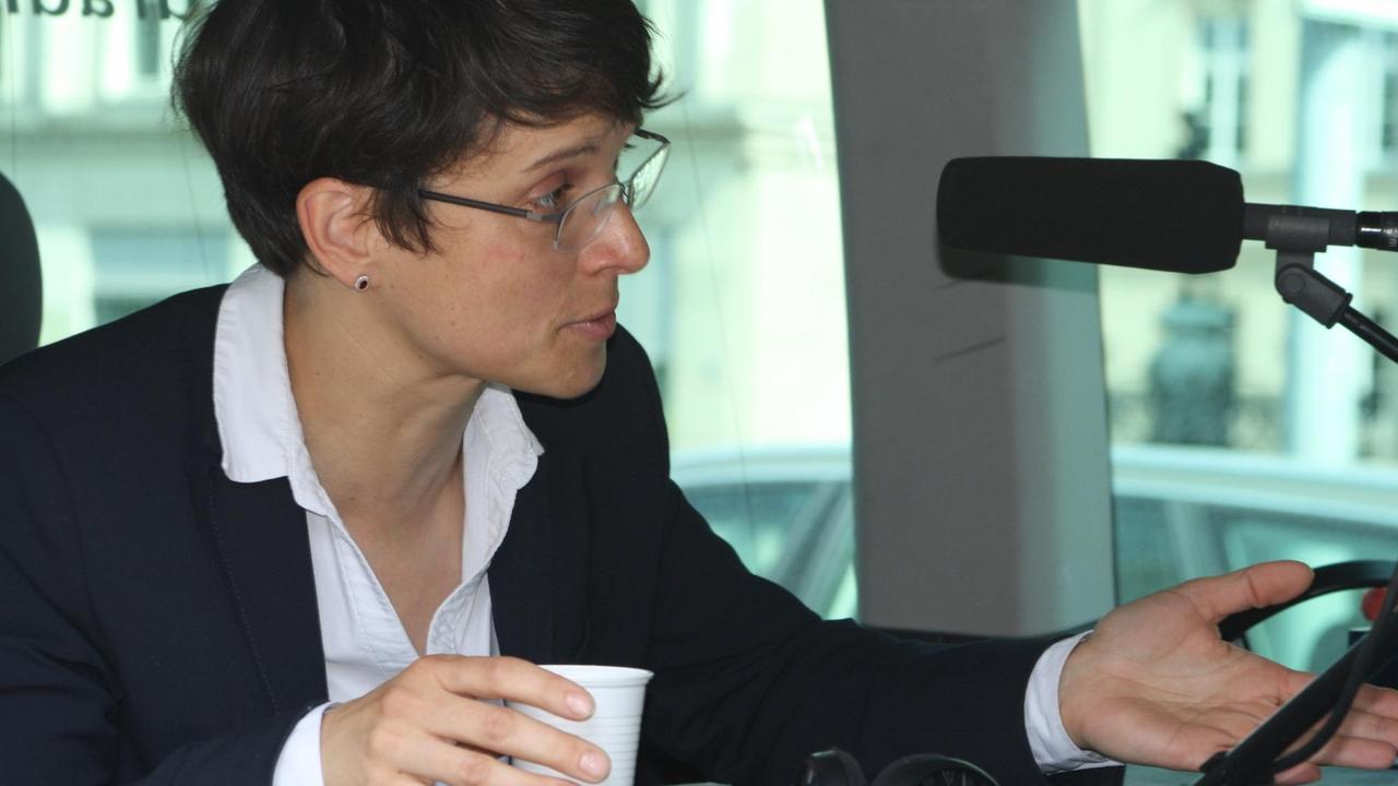 Frauke Petry spricht in ein Mikrofon Frauke Petry spricht in ein Mikrofon