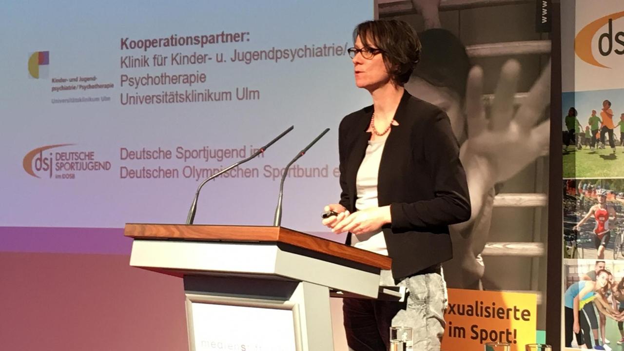 Bettina Rulofs, Voice-Projektkoordinatorin aus Deutschland bei einer Rede Bettina Rulofs, Voice-Projektkoordinatorin aus Deutschland bei einer Rede