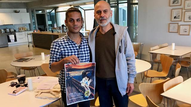 Der iranische Comic-Autor Ali Durani hat durch das Hilfsnetzwerk ICORN in Norwegen Asyl erhalten. In der Zentrale in Stavanger hält er einen Comic in der Hand.