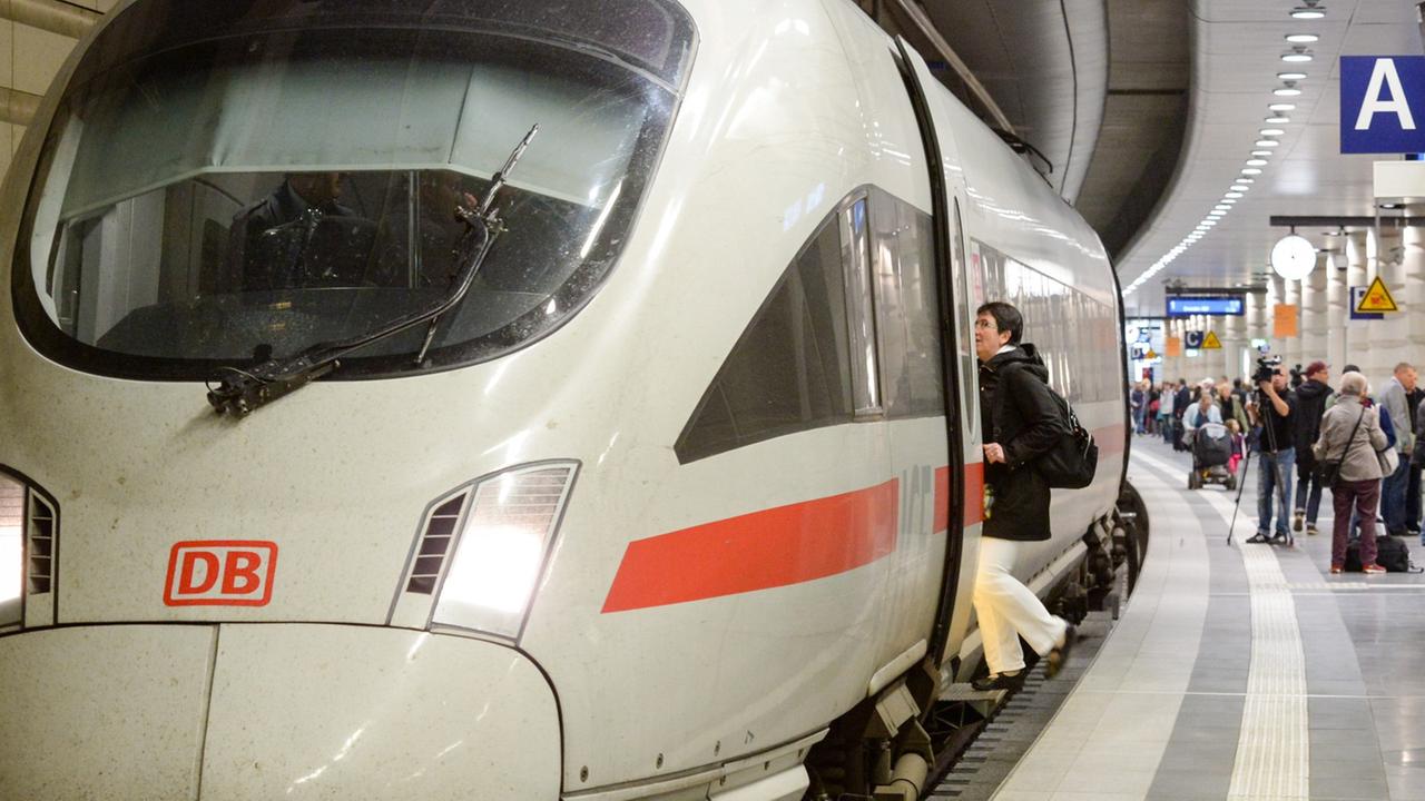 Der letzte Fernverkehrszug, der ICE 1745 von Düsseldorf (Nordrhein-Westfalen) nach Dresden (Sachsen), steht am 24.09.2014 im City-Tunnel auf dem Hauptbahnhof in Leipzig (Sachsen). Wegen Bauarbeiten ist der Bahnhof vom 24.-28.09.2014 komplett für den Zugverkehr gesperrt. Der letzte Fernverkehrszug, der ICE 1745 von Düsseldorf (Nordrhein-Westfalen) nach Dresden (Sachsen), steht am 24.09.2014 im City-Tunnel auf dem Hauptbahnhof in Leipzig (Sachsen). Wegen Bauarbeiten ist der Bahnhof vom 24.-28.09.2014 komplett für den Zugverkehr gesperrt.