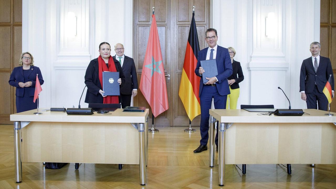 Bundesentwicklungsminister Gerd Müller und Zohour Alaoui, Botschafterin des Königreichs Marokko geben den Startschuss für den Bau einer ersten Produktionsanlage für grünen Wasserstoff in Marokko. Hier aufgenommen im Rahmen der Unterzeichnung der Vereinbarung zur Begründung einer Wasserstoffallianz. Berlin, 10.06.2020. Bundesentwicklungsminister Gerd Müller und Zohour Alaoui, Botschafterin des Königreichs Marokko geben den Startschuss für den Bau einer ersten Produktionsanlage für grünen Wasserstoff in Marokko. Hier aufgenommen im Rahmen der Unterzeichnung der Vereinbarung zur Begründung einer Wasserstoffallianz. Berlin, 10.06.2020.