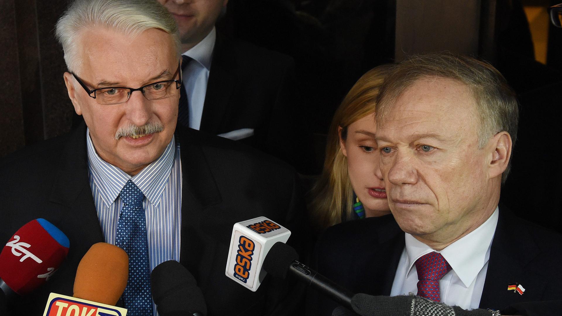 Der polnische Außenminister Witold Waszczykowski (li.) und der deutsche Botschafter in Polen, Rolf Nikel, nach ihrem Gespräch am Montag in Warschau. Der polnische Außenminister Witold Waszczykowski (li.) und der deutsche Botschafter in Polen, Rolf Nikel, nach ihrem Gespräch am Montag in Warschau.