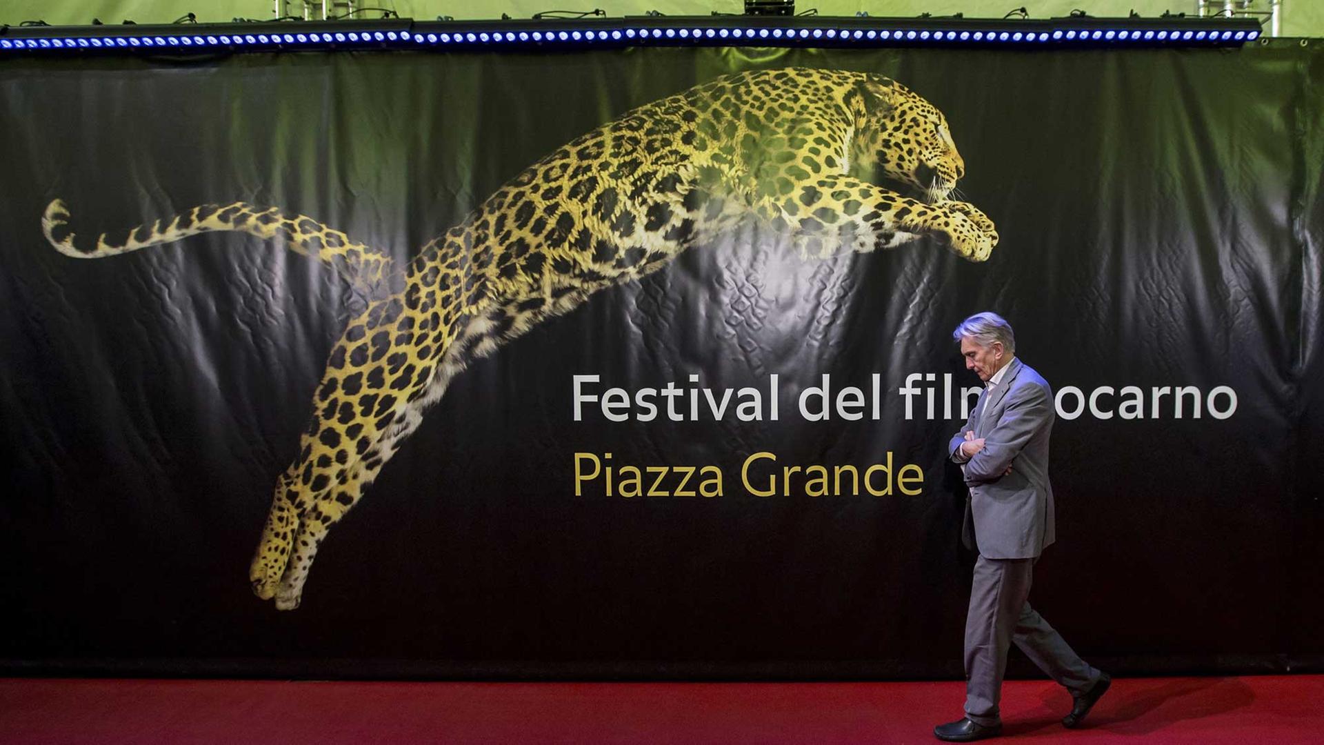 69. Internationales Filmfestival in Locarno: Festivalpräsident Marco Solari läuft auf dem roten Teppich vor dem Plakat zum Festival. 69. Internationales Filmfestival in Locarno: Festivalpräsident Marco Solari läuft auf dem roten Teppich vor dem Plakat zum Festival.