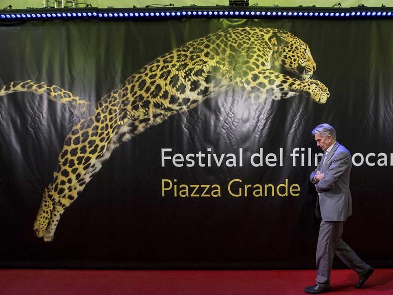 69. Internationales Filmfestival in Locarno: Festivalpräsident Marco Solari läuft auf dem roten Teppich vor dem Plakat zum Festival.
