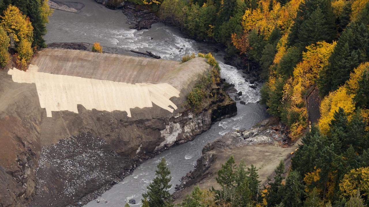Luftaufnahme von Überresten des Elwha-Damms am Flusslauf, nahe Port Angeles. Luftaufnahme von Überresten des Elwha-Damms am Flusslauf, nahe Port Angeles.