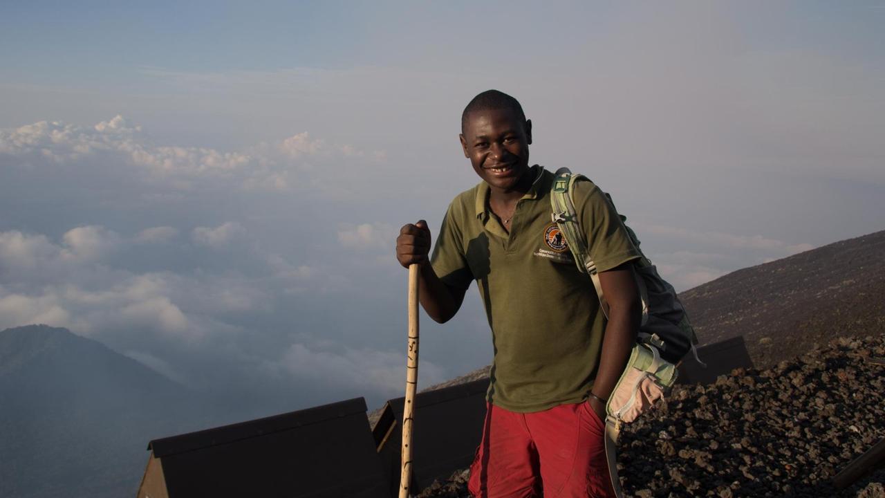 Koch Martin Gakuru Sebisaga steht auf dem Gipfel des Nyiragongo