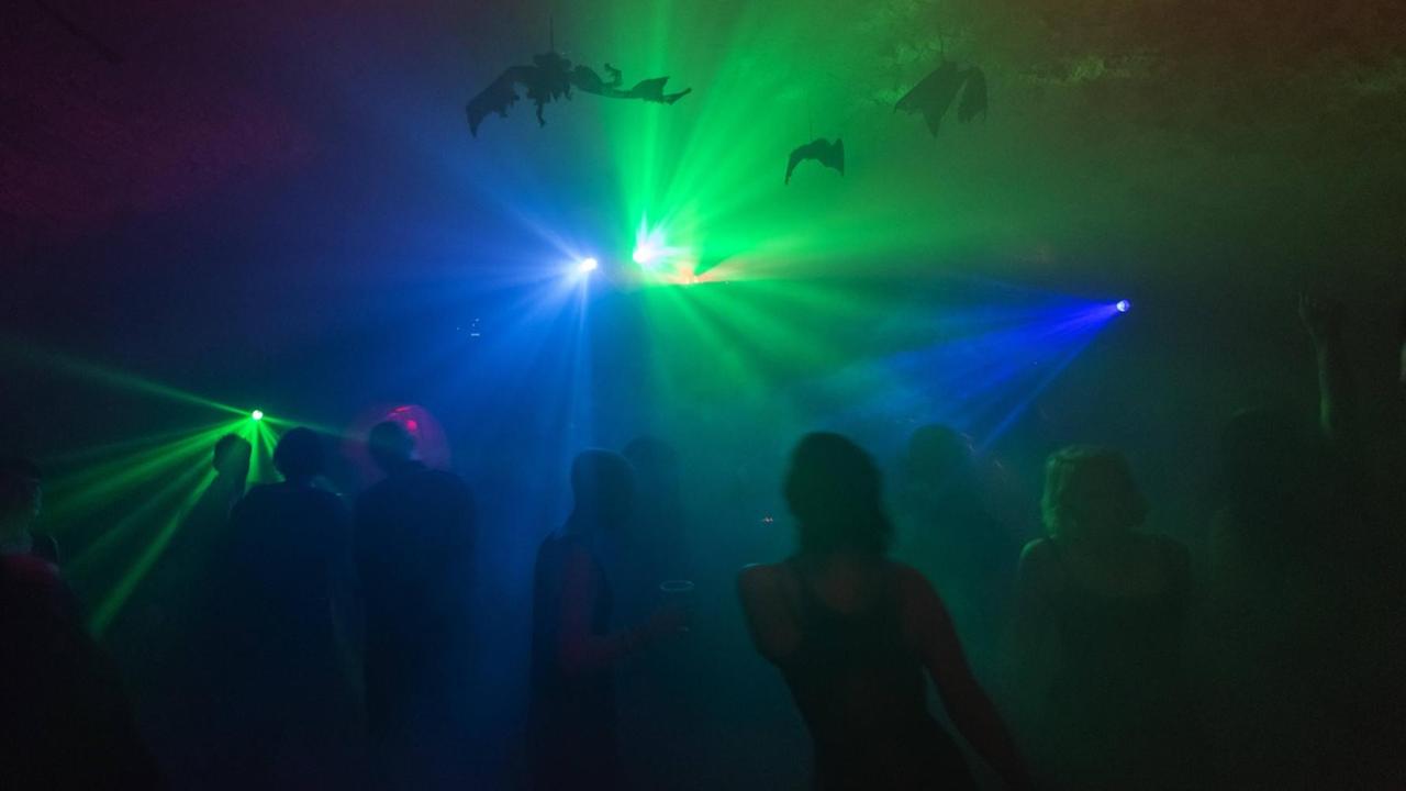 Menschen tanzen im Club Menschen tanzen im Club