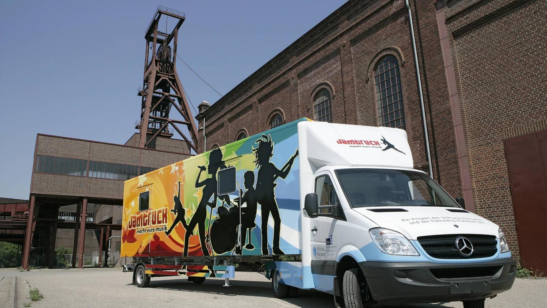 Bunt bemalter Truck mit Musikern einer Band vor der Essener Zollverein Bunt bemalter Truck mit Musikern einer Band vor der Essener Zollverein