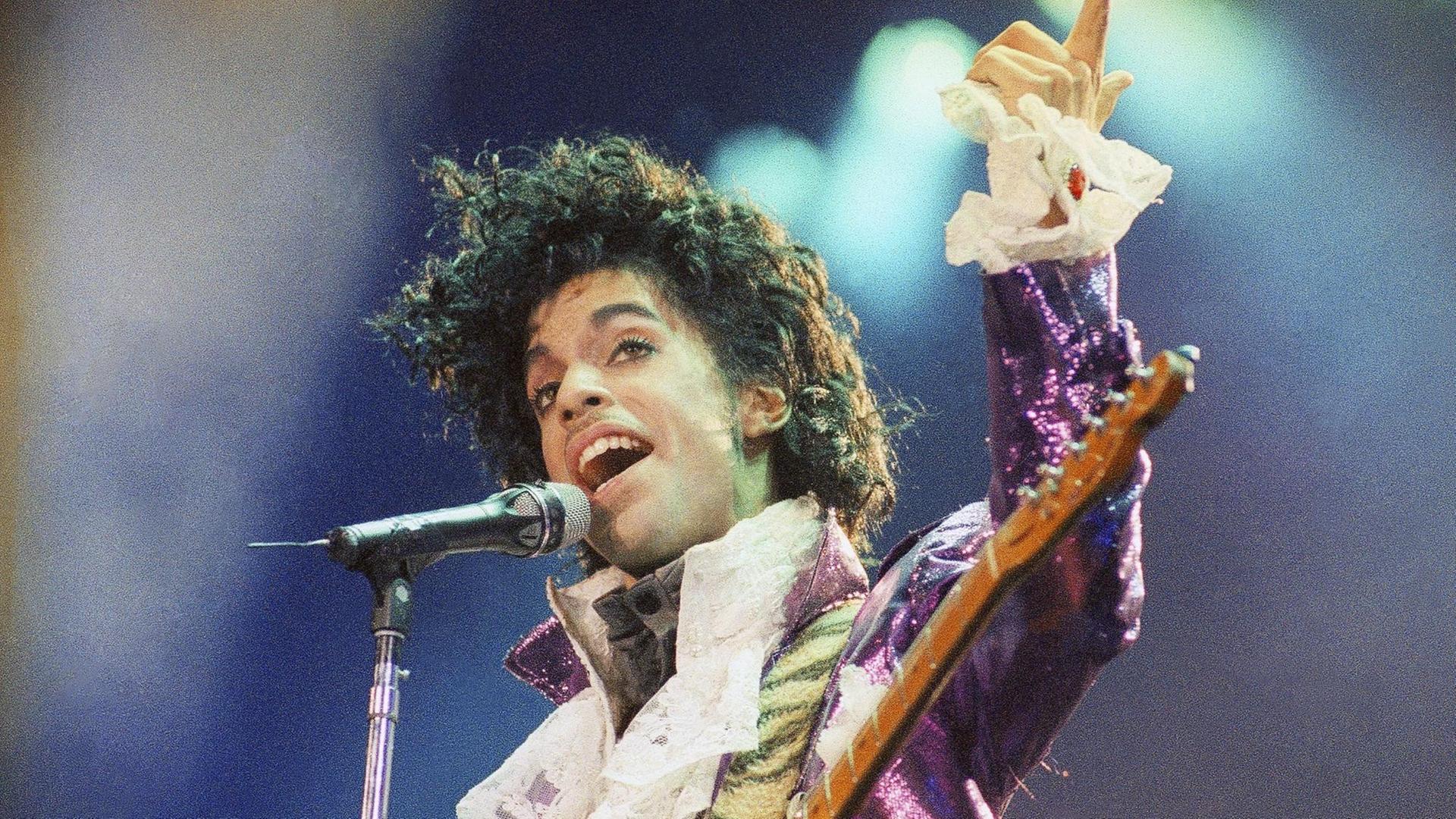 Prince sang am 18.02.1985 in der Konzerthalle "Forum" im californischen Inglewood (USA).