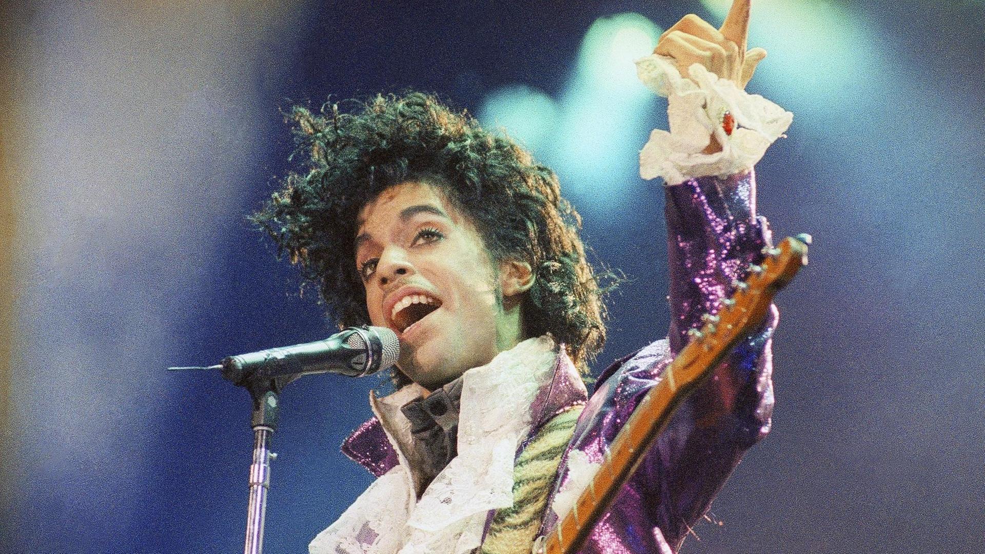 Prince sang am 18.02.1985 in der Konzerthalle "Forum" im californischen Inglewood (USA). Prince sang am 18.02.1985 in der Konzerthalle "Forum" im californischen Inglewood (USA).
