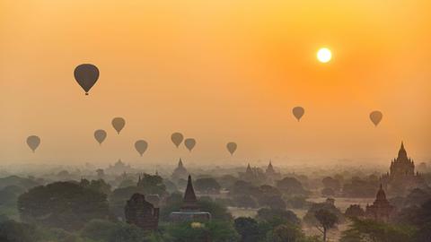 Ausblick auf Pagoden mit Heißluftballons, Tempel, Pagodenfeld, Sonnenaufgang, Dunst, Morgenlicht, Bagan, Division Mandalay, Myanmar.
