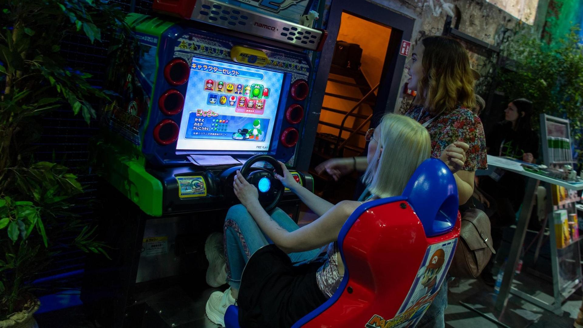 Eine Besucherin spielt am 8. April 2019 auf der «Gamesweekberlin» 2019 ein Computerspiel an einem Mario-Kart-Spielsimulator. Das internationale Netzwerk-Treffen der Spiele-Industrie findet vom 8. April bis 14. April in der Kulturbrauerei statt. Eine Besucherin spielt am 8. April 2019 auf der «Gamesweekberlin» 2019 ein Computerspiel an einem Mario-Kart-Spielsimulator. Das internationale Netzwerk-Treffen der Spiele-Industrie findet vom 8. April bis 14. April in der Kulturbrauerei statt.