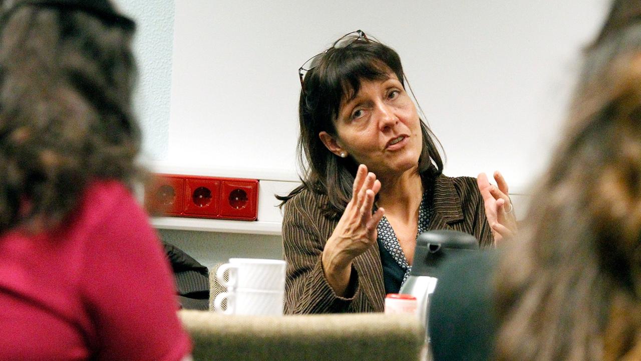 Jugendrichterin Kirsten Heisig unterhält sich am Mittwoch (24.02.2010) im interkulturellen Elternzentrum in Berlin-Neukölln mit türkisch- und arabischstämmigen Müttern. Jugendrichterin Kirsten Heisig unterhält sich am Mittwoch (24.02.2010) im interkulturellen Elternzentrum in Berlin-Neukölln mit türkisch- und arabischstämmigen Müttern.