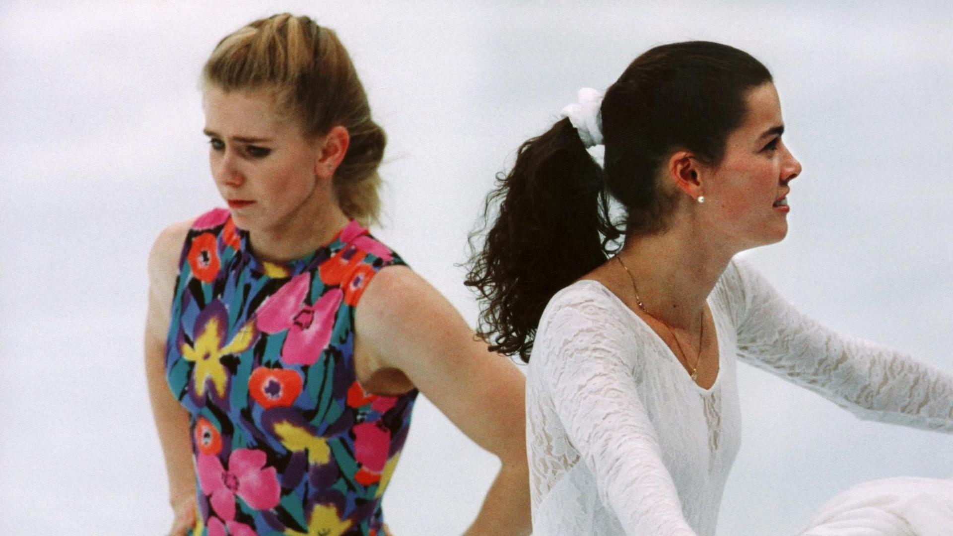 Keines Blickes würdigen sich die beiden amerikanischen Eiskunstläuferinnen Tonya Harding (l) und Nancy Kerrigan während des Trainings. Keines Blickes würdigen sich die beiden amerikanischen Eiskunstläuferinnen Tonya Harding (l) und Nancy Kerrigan während des Trainings.