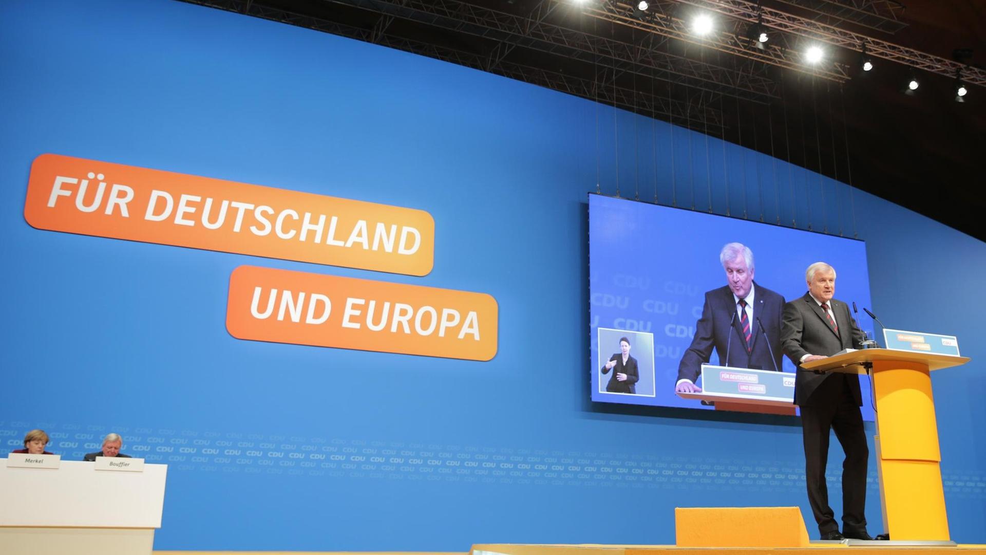 CSU-Chef Horst Seehofer auf dem Parteitag der CDU in Karlsruhe. CSU-Chef Horst Seehofer auf dem Parteitag der CDU in Karlsruhe.