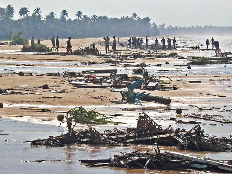 Menschen suchen am Strand von Hakkeduwa im Süden Sri Lankas nach dem Tsunami nach Überlebenden.