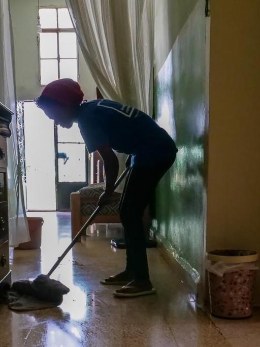 Zola putzt jeden Tag das ganze Haus.