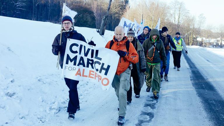 Eine Gruppe Aktivisten geht bei Schnee und Eis durch Tchechien. Sie sind Teil einer Demonstration für den Frieden: der "Civil March for Aleppo". Eine Gruppe Aktivisten geht bei Schnee und Eis durch Tchechien. Sie sind Teil einer Demonstration für den Frieden: der "Civil March for Aleppo".