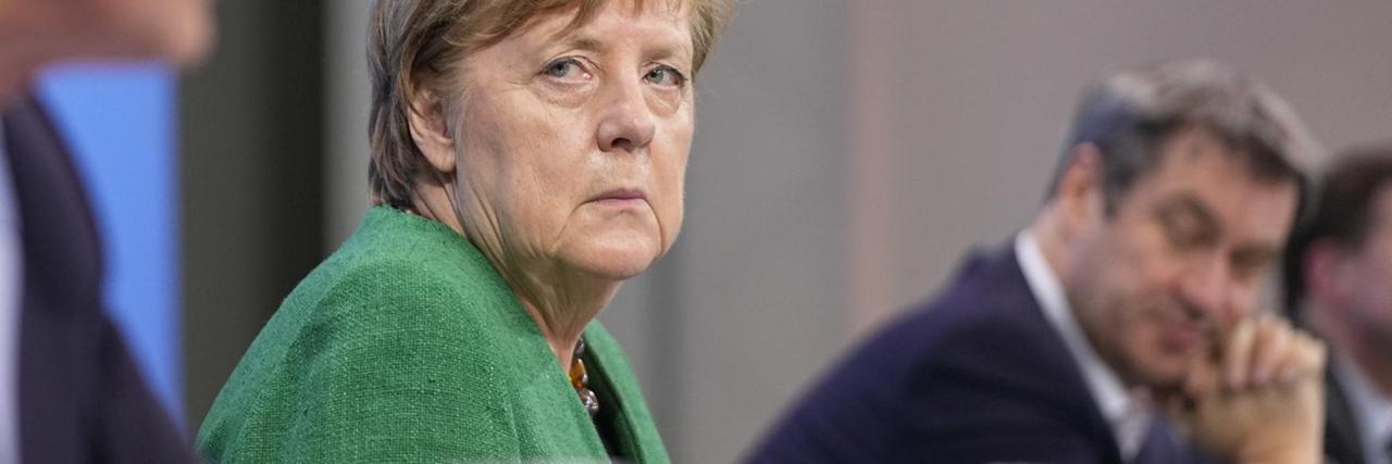 In der Nacht gaben der Regierende Bürgermeister Michael Müller, Bundeskanzlerin Angela Merkel und Ministerpräsident Markus Söder (von links) Auskunft zu den Beschlüssen. In der Nacht gaben der Regierende Bürgermeister Michael Müller, Bundeskanzlerin Angela Merkel und Ministerpräsident Markus Söder (von links) Auskunft zu den Beschlüssen.