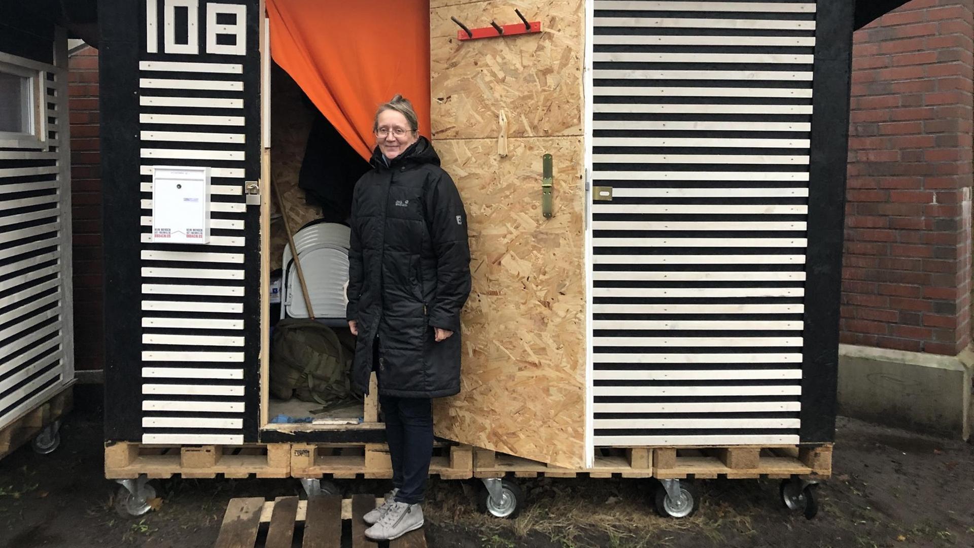 Dagmar vor ihrem "Little Home" Dagmar vor ihrem "Little Home"