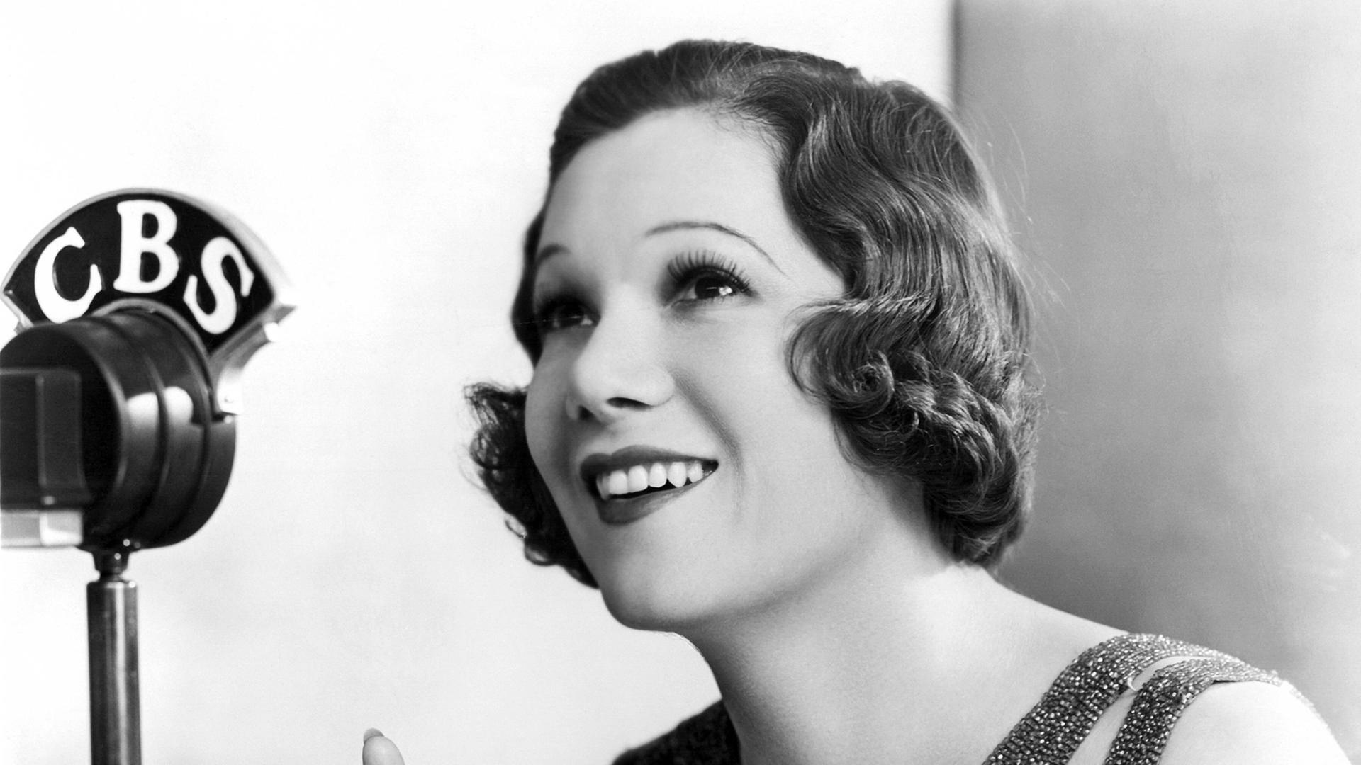 Die Sopranistin Vivienne Segal im Jahre 1934 während einer CBS Radio-Sendung.