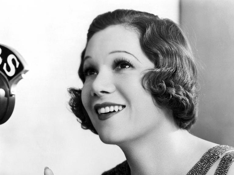 Die Sopranistin Vivienne Segal im Jahre 1934 während einer CBS Radio-Sendung.