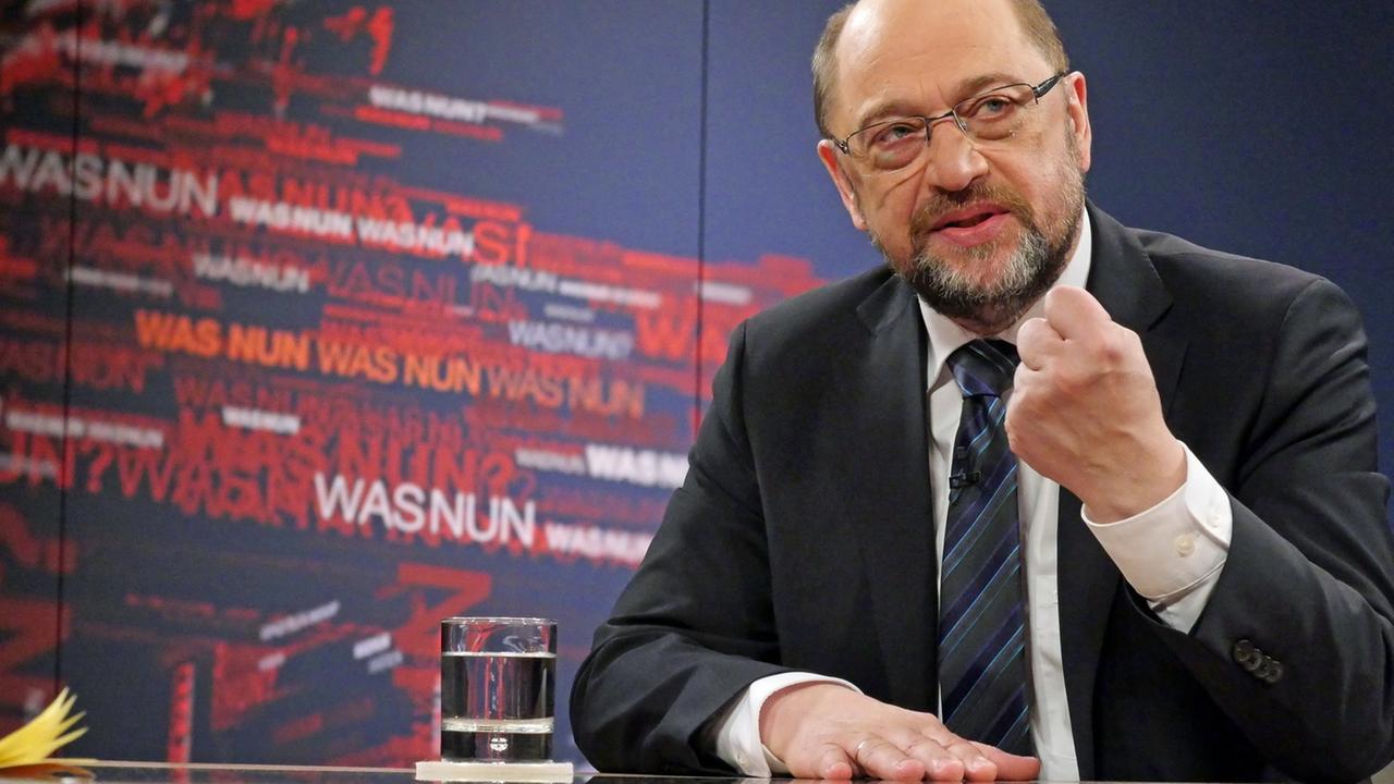 Schulz gestikuliert in der ZDF-Sendung "Was nun...?" Schulz gestikuliert in der ZDF-Sendung "Was nun...?"