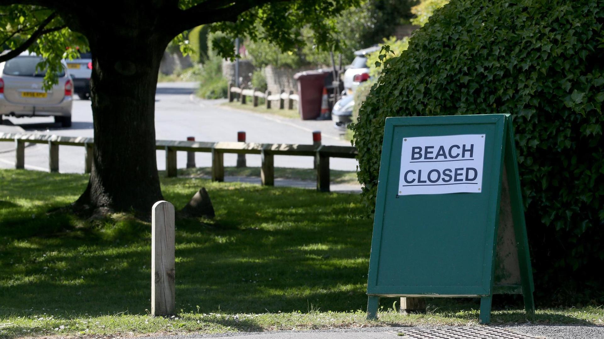 Ein Schild am West Wittering Beach in West Sussex. Durch den Coronavirus-Lockdown ist in Großbritannien das öffentliche Leben weitgehend zum Erliegen gekommen. Ein Schild am West Wittering Beach in West Sussex. Durch den Coronavirus-Lockdown ist in Großbritannien das öffentliche Leben weitgehend zum Erliegen gekommen.