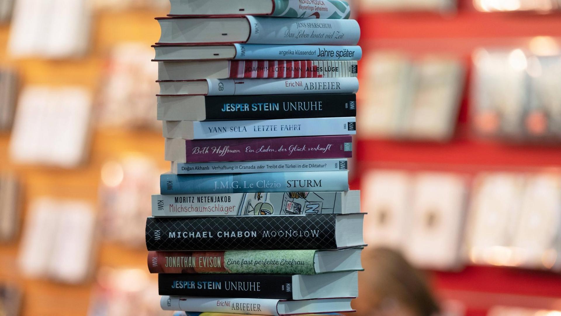 Ein Bücherstapel auf der Buchmesse Leipzig 2019. Ein Bücherstapel auf der Buchmesse Leipzig 2019.